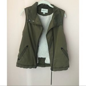anthro olive vest w sherpa lining 💚